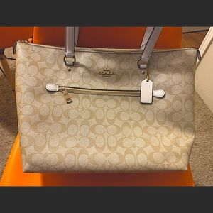 Brand new coach bag and ID wallet for sale!!